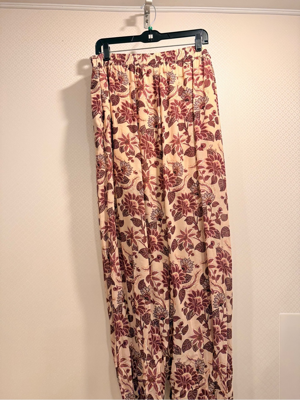 FARM Rio Burgundy Floral Balloon Pants on Cream Size L - Picture 3 of 13
